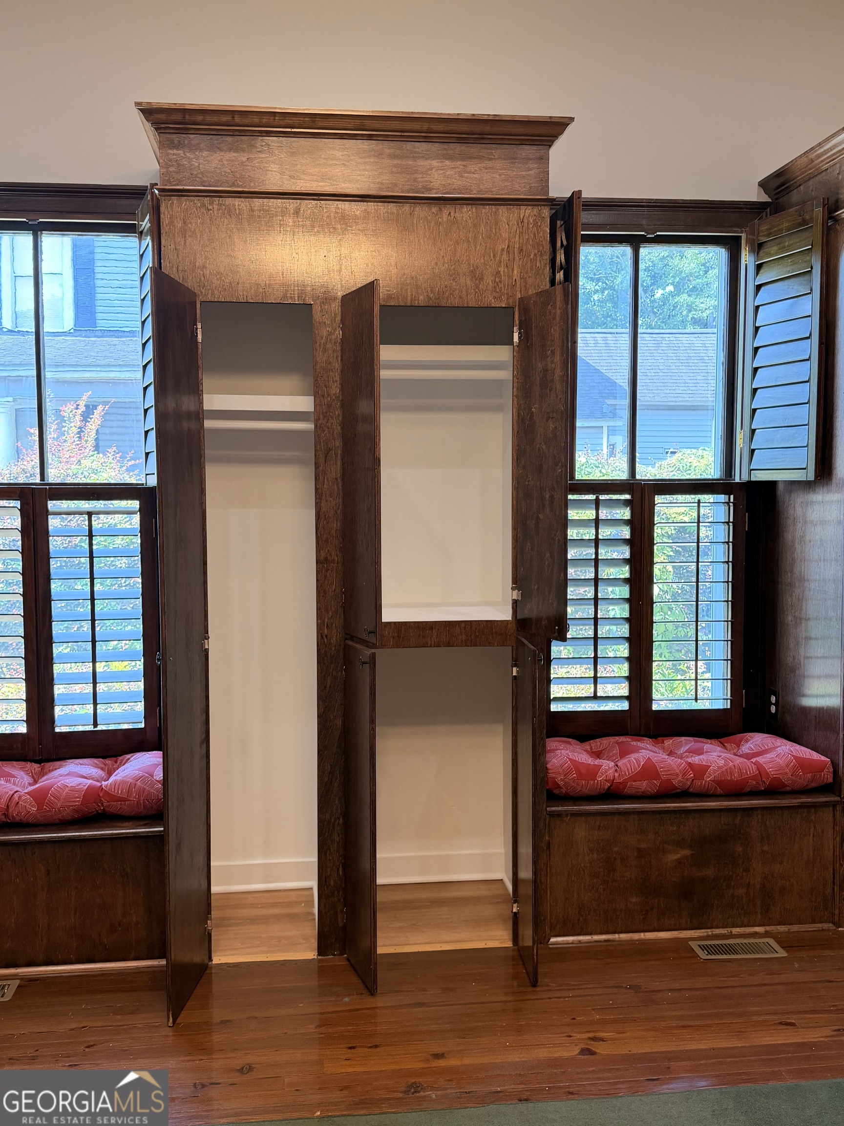610 North Ridge Avenue Tifton, GA 31794 - Photo 18 of 32 a room with window and a wooden floor