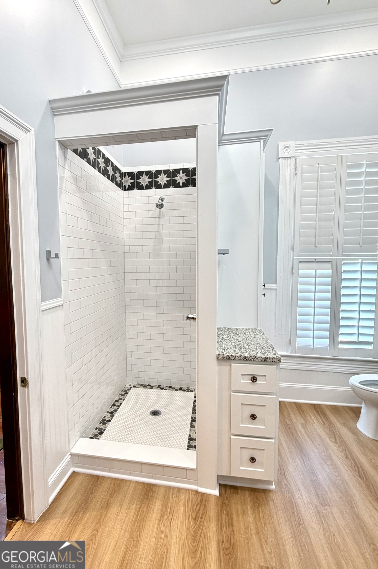 610 North Ridge Avenue Tifton, GA 31794 - Photo 19 of 32 a bathroom with a tub a sink and a window