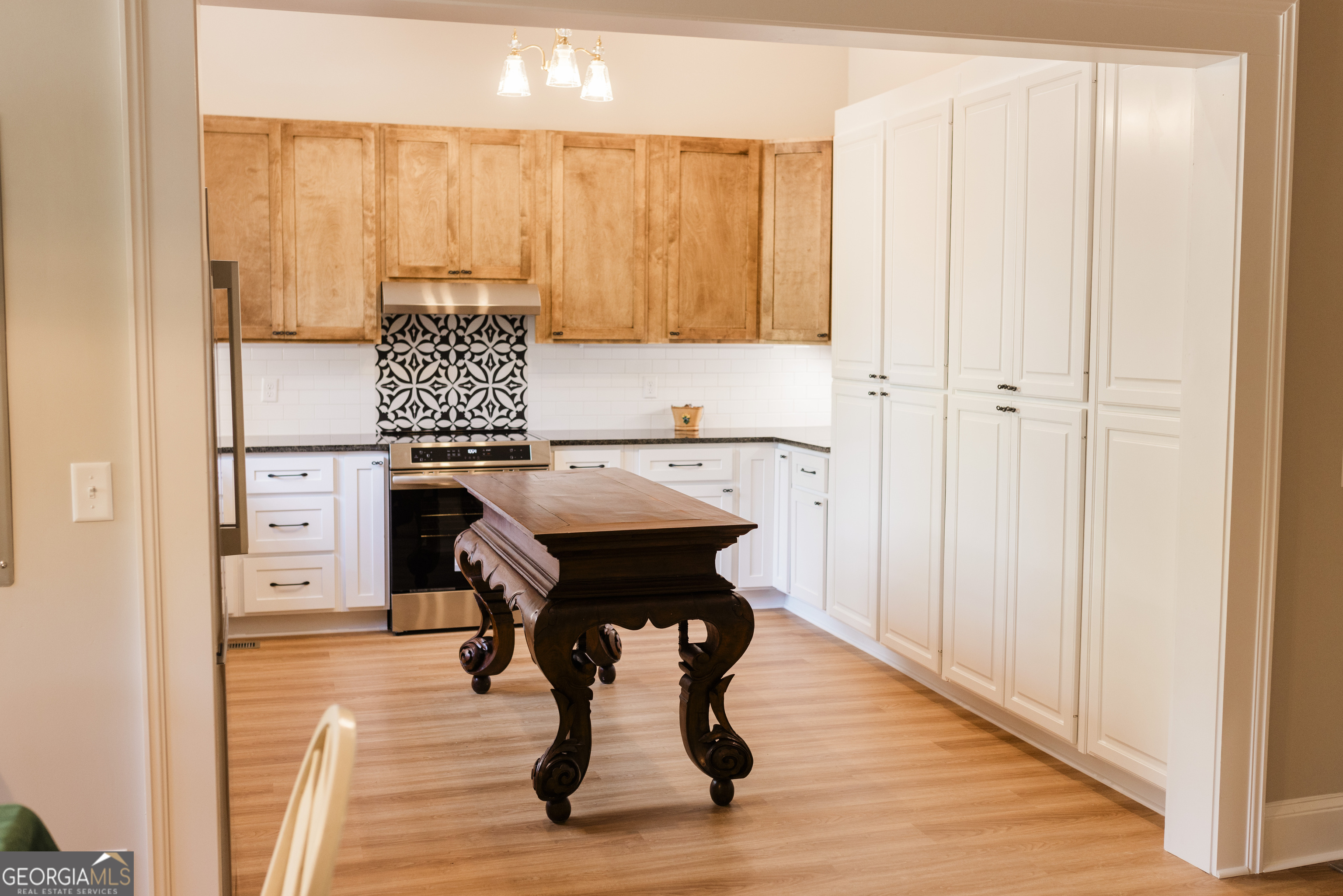 610 North Ridge Avenue Tifton, GA 31794 - Photo 22 of 32 a view of a kitchen with kitchen island table and chairs