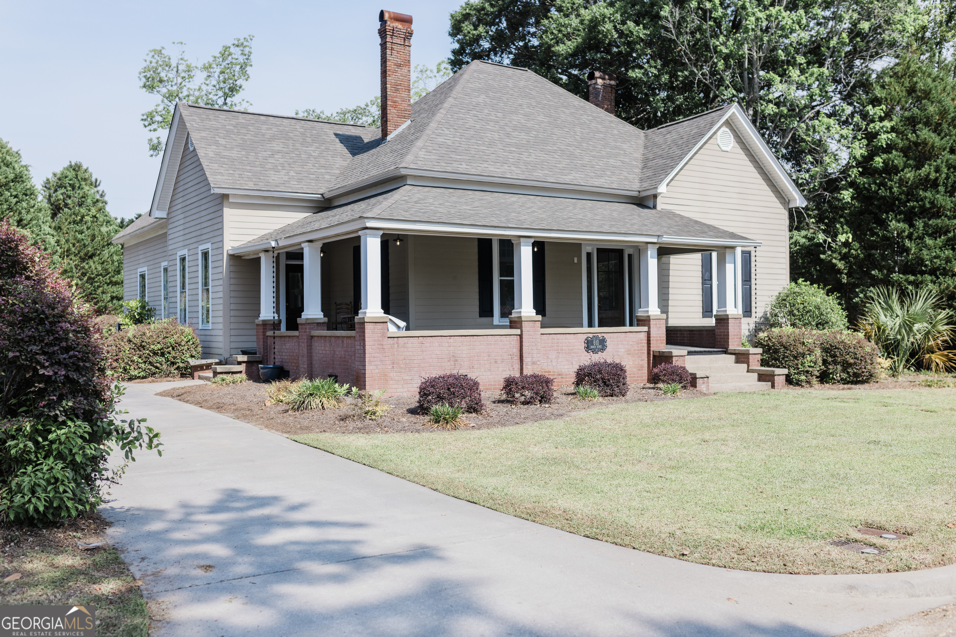 610 North Ridge Avenue Tifton, GA 31794 - Photo 3 of 32 a front view of a house with yard