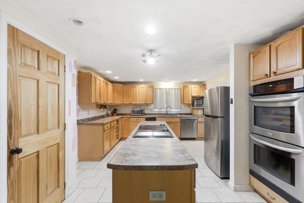 364 West Meadow Road Lowell, MA 01854 - Photo 3 of 26