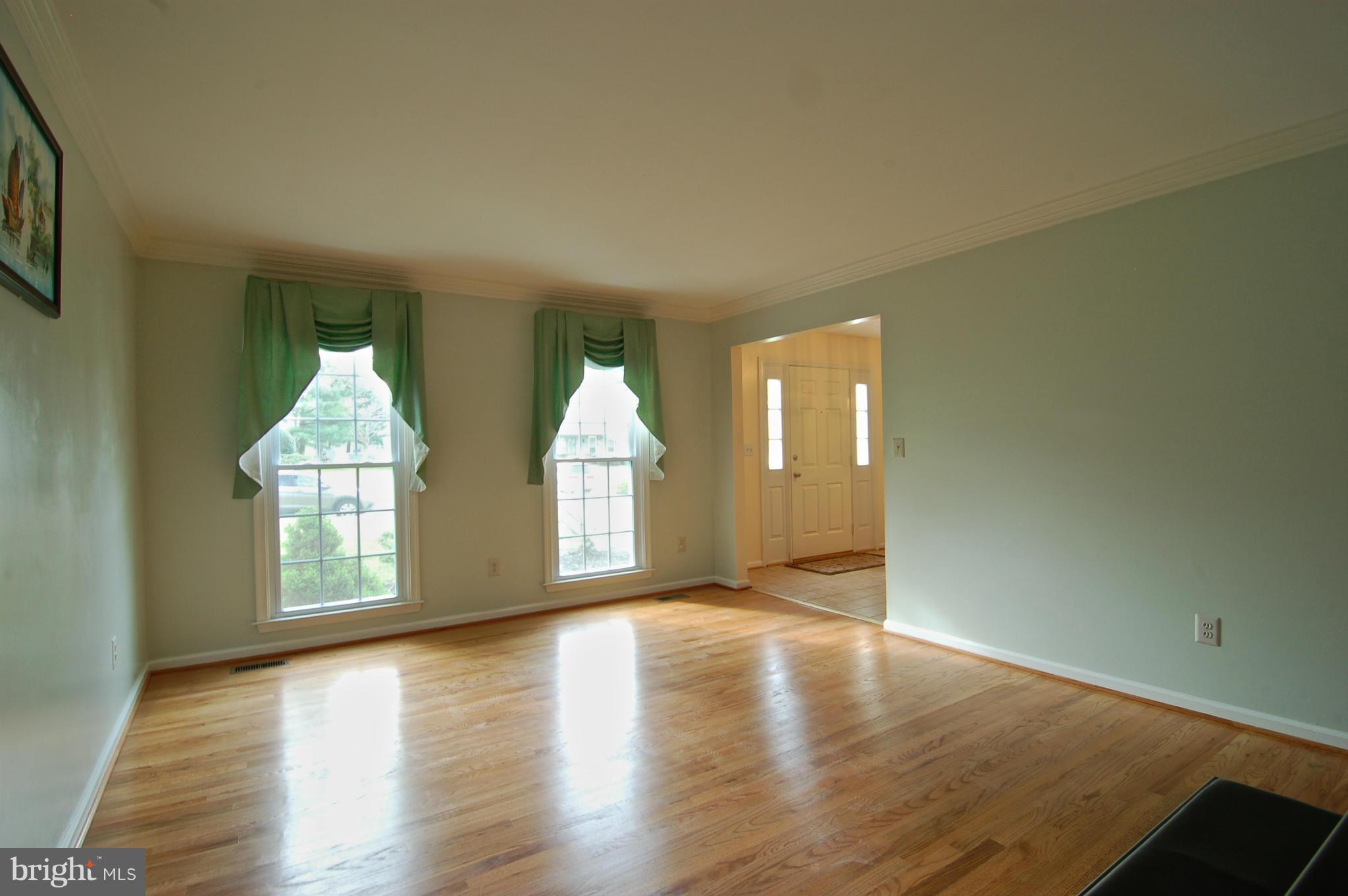13612 Turnmore Road Silver Spring, MD 20906 - Photo 8 of 30 Living Room