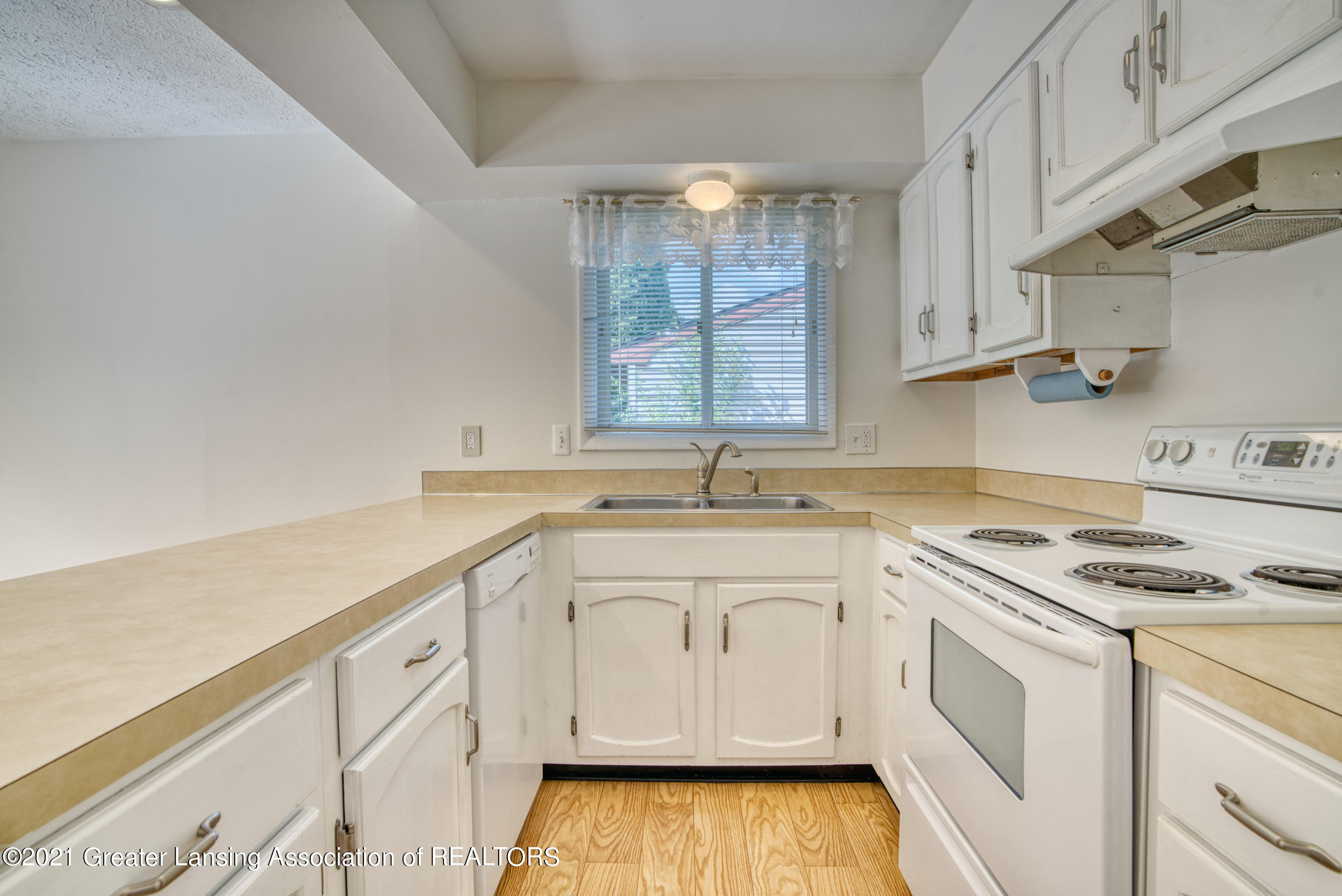 2417 Byrnes Road Lansing, MI 48906 - Photo 8 of 36 Kitchen