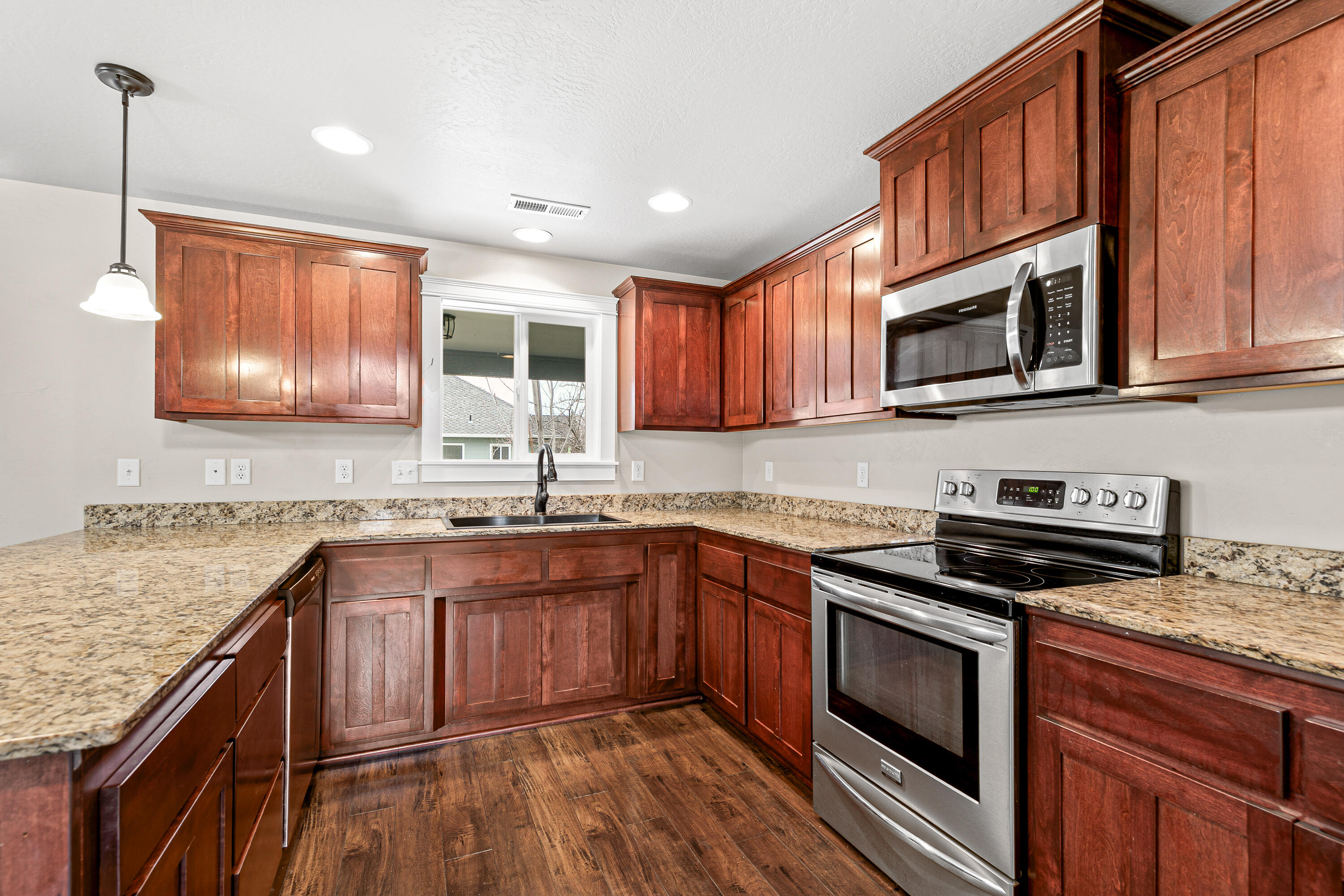 3288 Grant Road Central Point, OR 97502 - Photo 7 of 30 Fabulous Kitchen with stainless steel appliances and ample counter space.