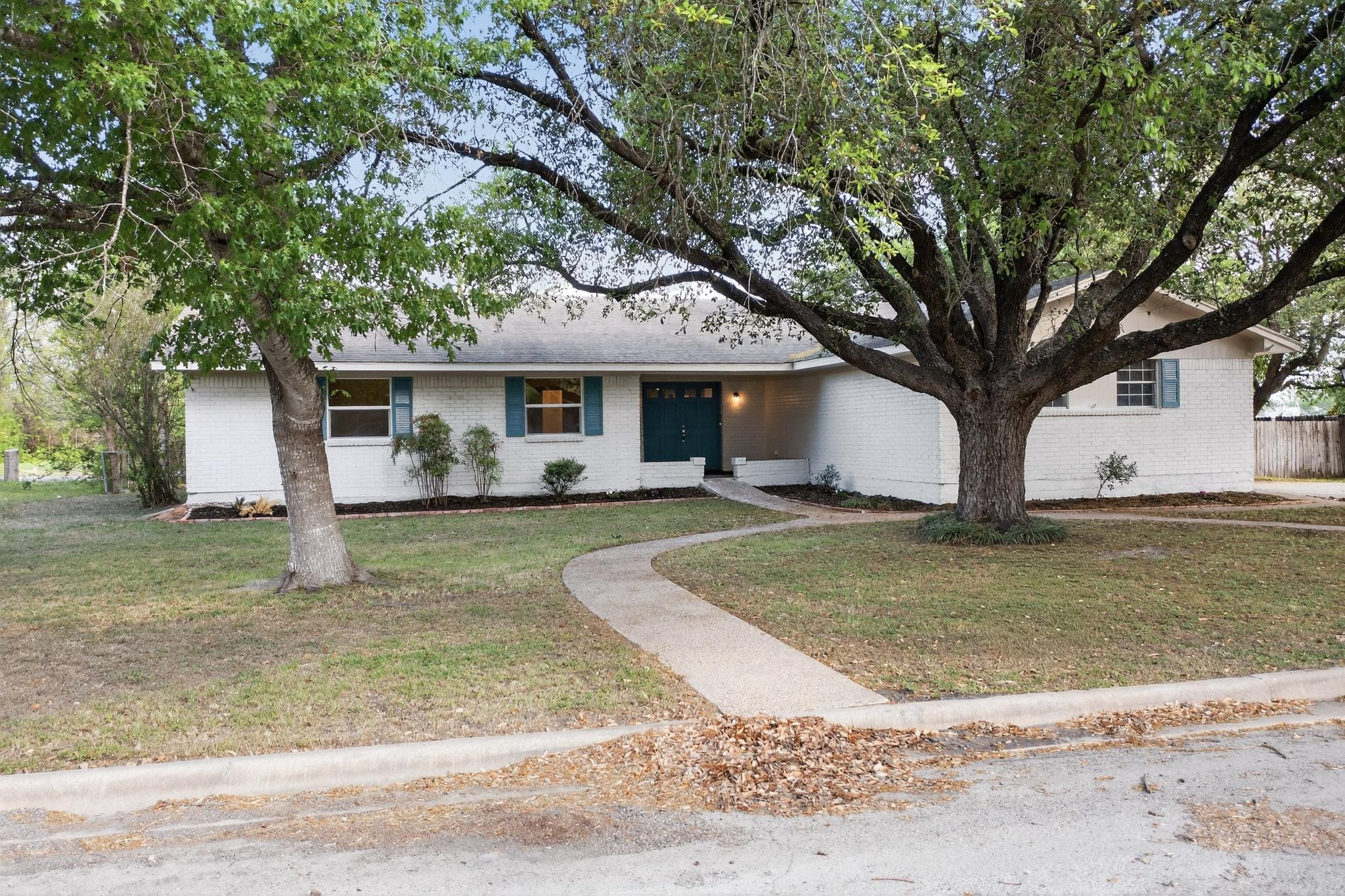 812 George Street Taylor, TX 76574 - Photo 2 of 34 Ranch-style home featuring brick siding and a front lawn