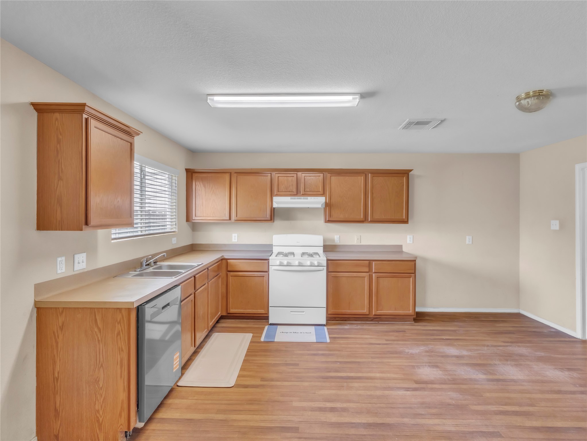 12830 Windy Summer Lane Houston, TX 77044 - Photo 11 of 33 Kitchen