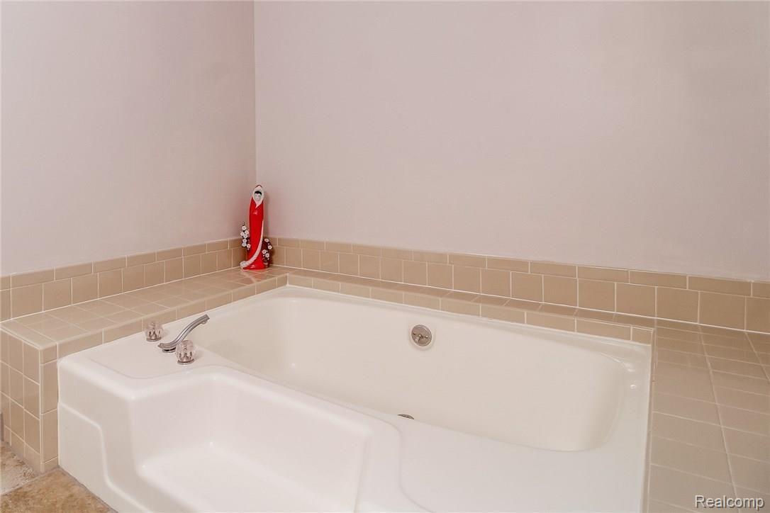 3353 Palm Aire Court Rochester, MI 48309 - Photo 32 of 43 033-Bathroom-5523001-medium.jpg
