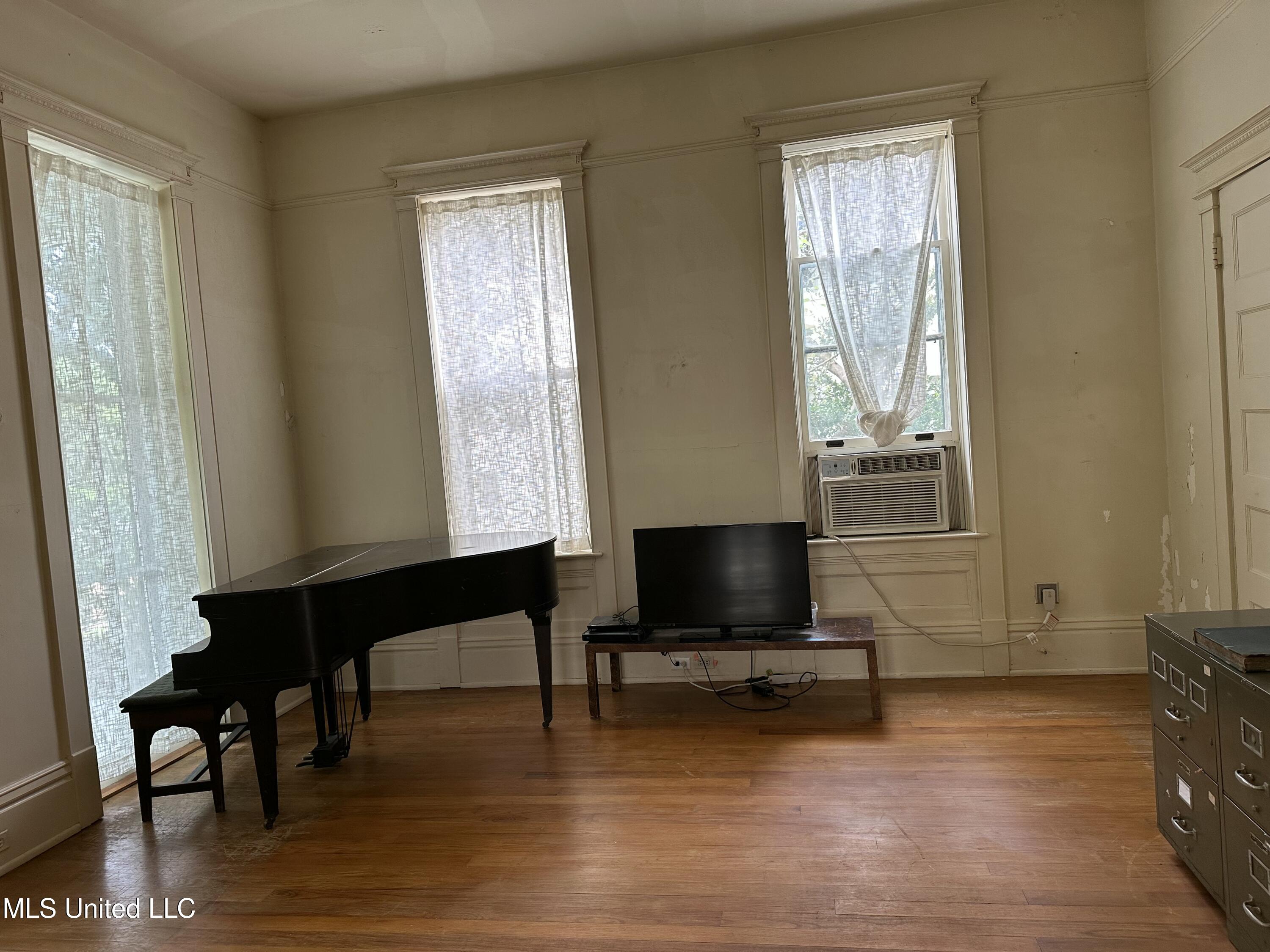 309 South Commerce Street Natchez, MS 39120 - Photo 4 of 19 IMG_7352