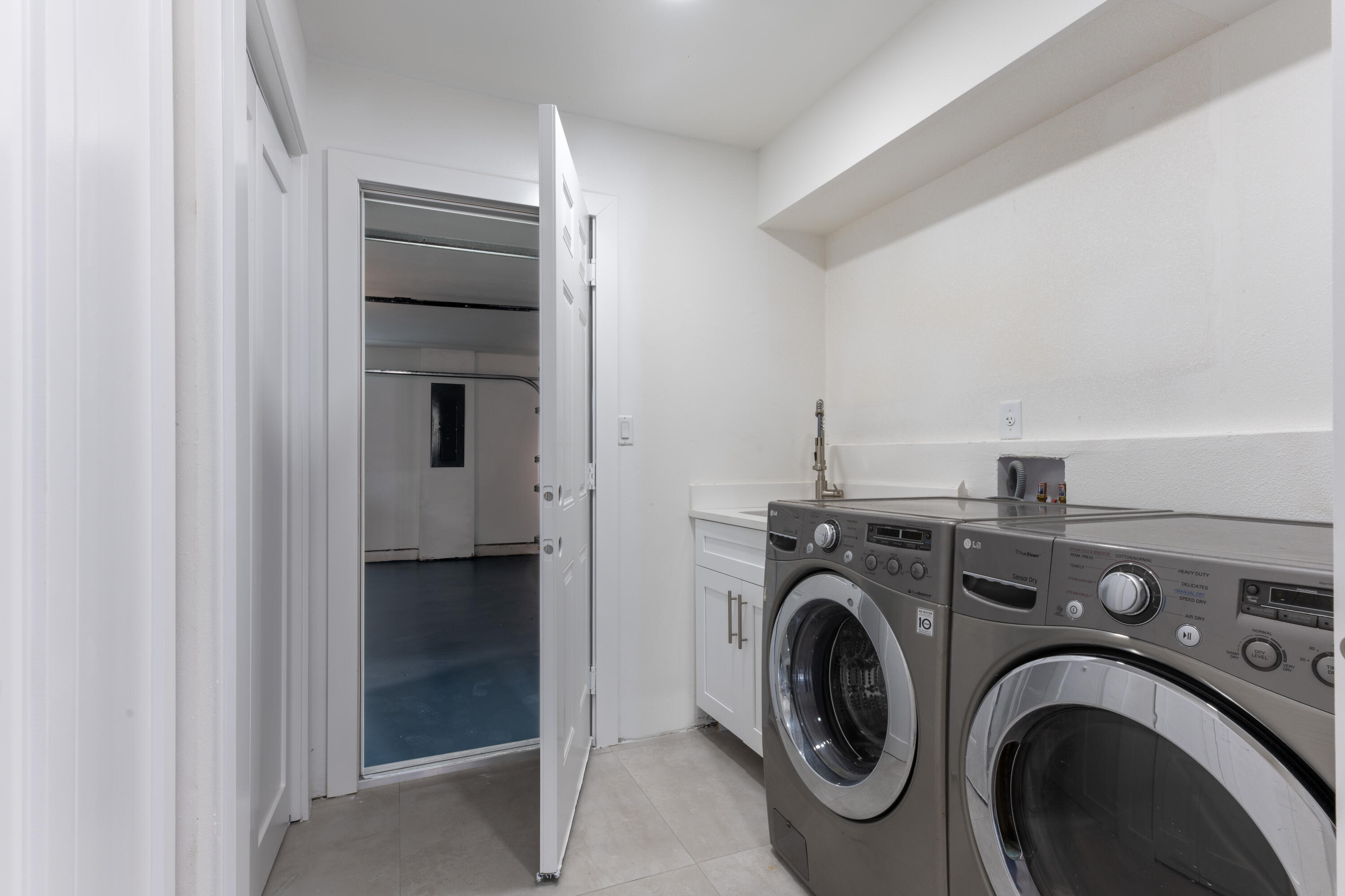 13757 Cocoanut Avenue Juno Beach, FL 33408 - Photo 20 of 31 a utility room with dryer and washer