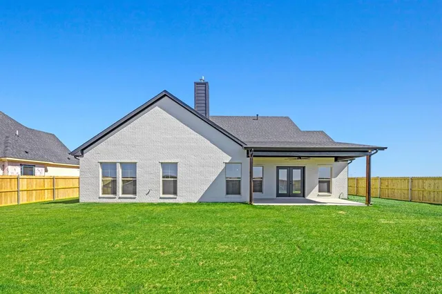 a view of a house with yard and porch