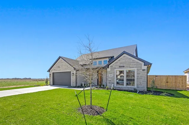 a view of a house with a backyard