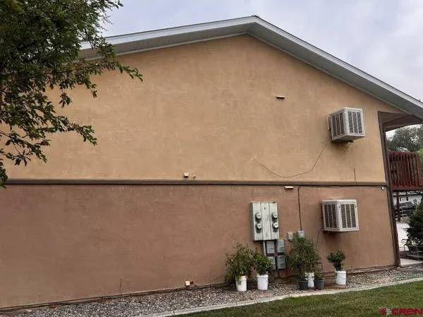 a view of a house with backyard