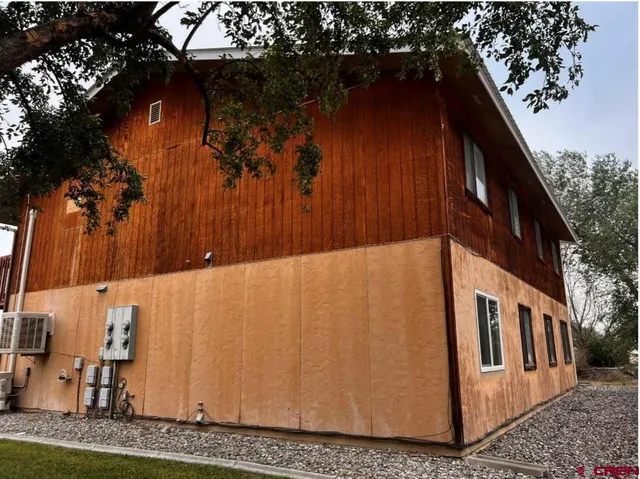 a view of a house with a backyard
