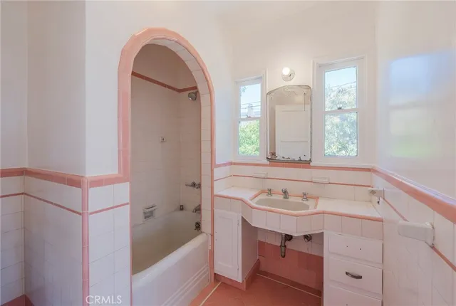 $3,050,000 | 1964 Palmerston Place, Los Angeles, CA 90027