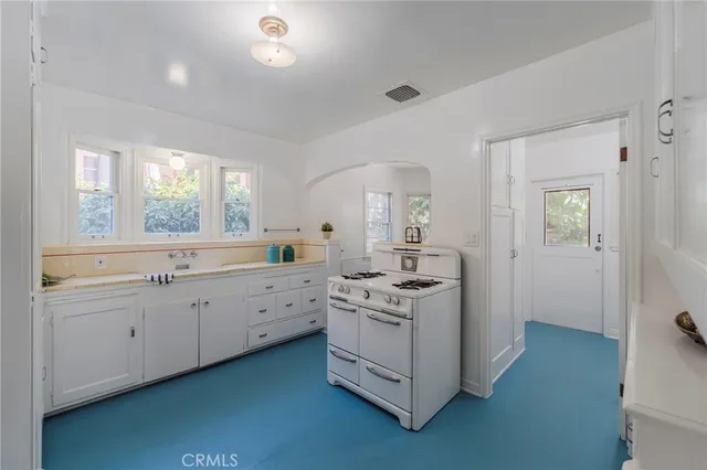 $3,050,000 | 1964 Palmerston Place, Los Angeles, CA 90027