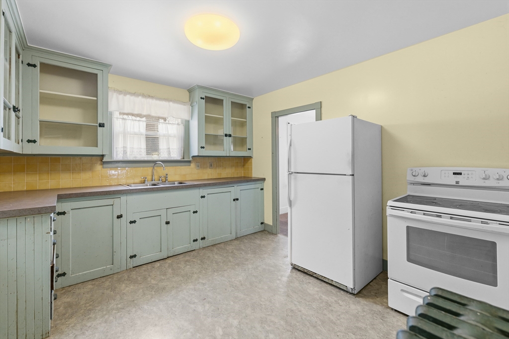 564 Montgomery Street Fall River, MA 02720 - Photo 15 of 42