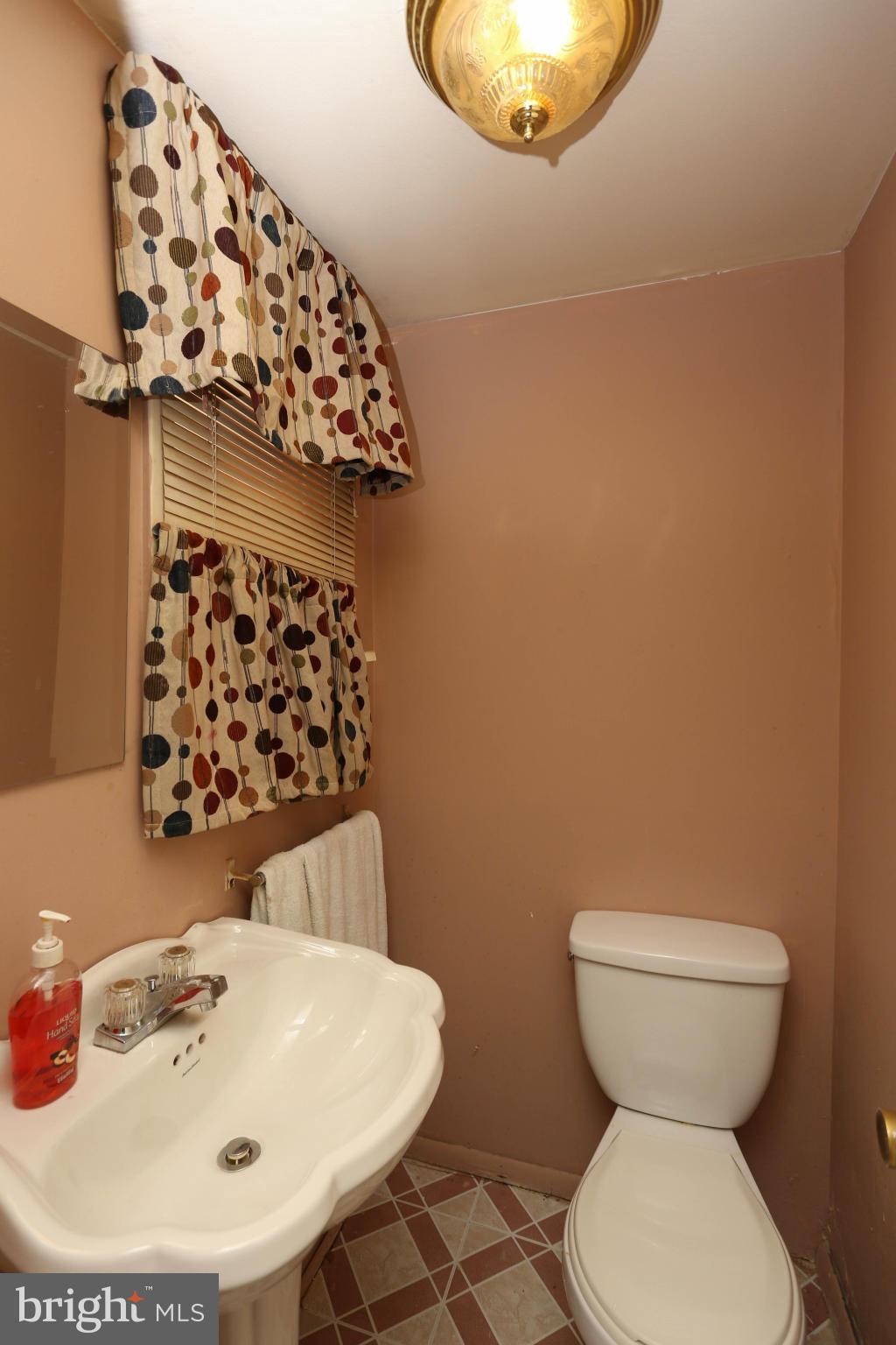 4215 Crest Heights Road Baltimore, MD 21215 - Photo 8 of 16 Bath