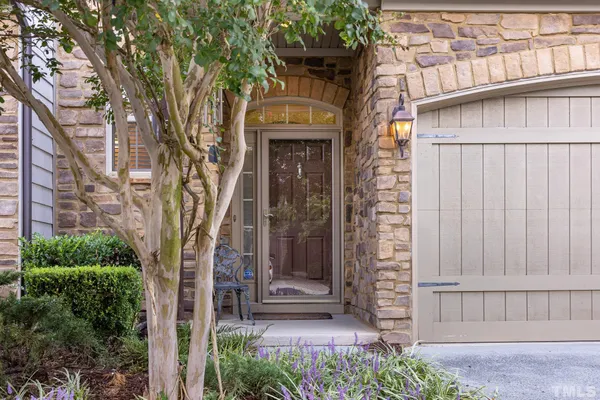 a view of a entrance of the house
