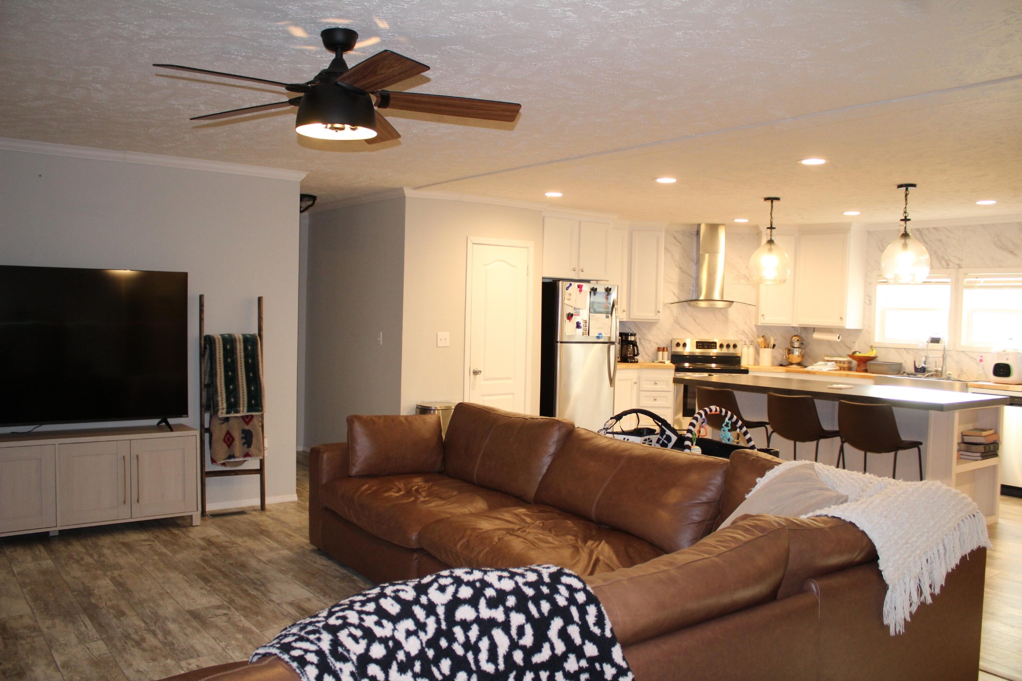 658 Stone Road Benton, TN 37307 - Photo 3 of 30 a living room with furniture and a flat screen tv