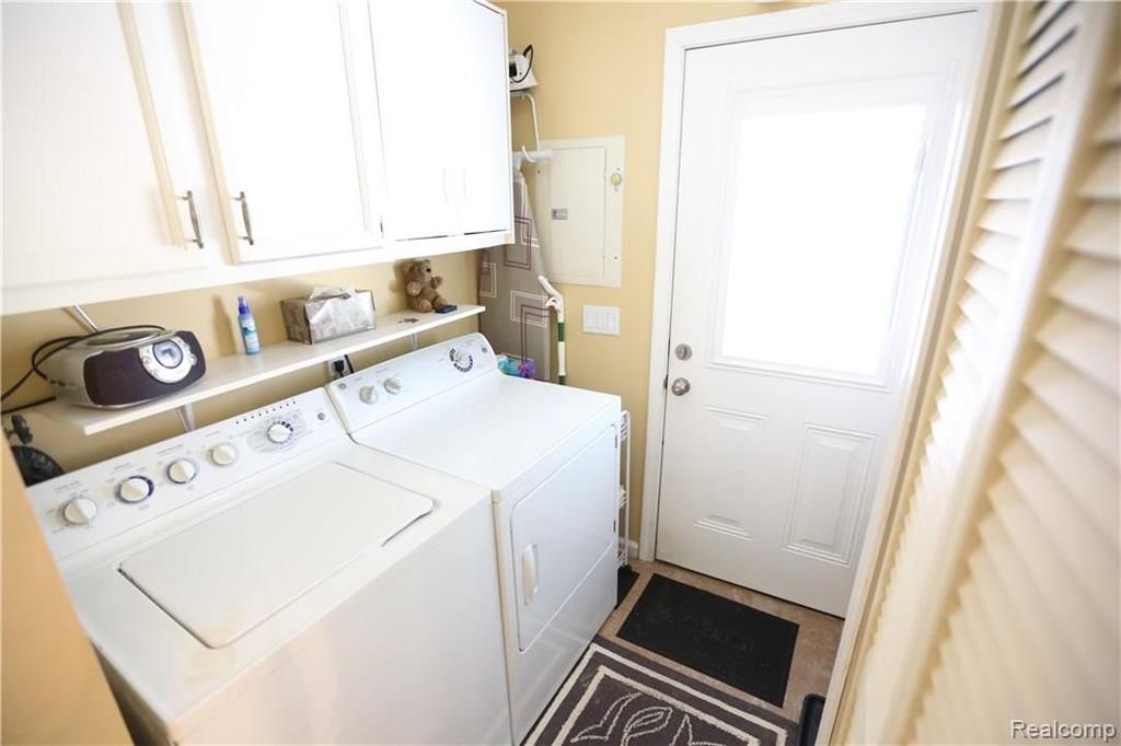 2679 East Square Lake Road Troy, MI 48085 - Photo 24 of 42
