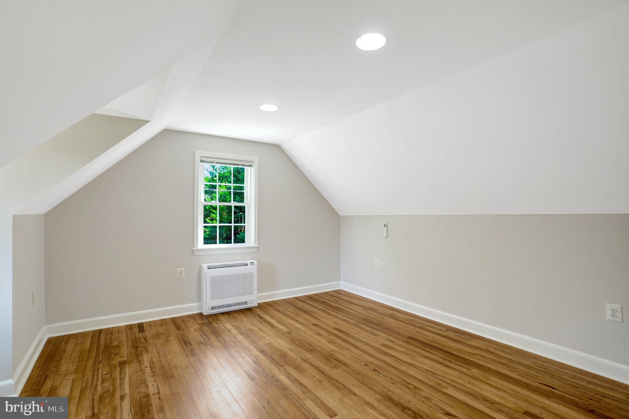 7107 Coventry Road Alexandria, VA 22306 - Photo 32 of 64 Bedroom with vaulted ceiling