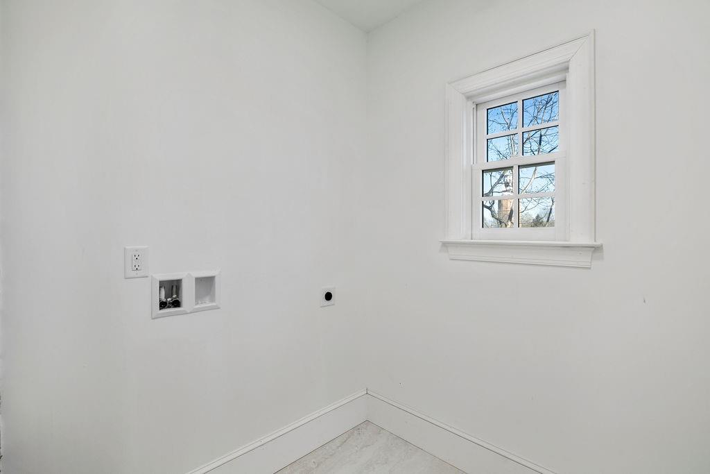 312 East 3rd Street Rome, GA 30161 - Photo 33 of 42 an empty room with windows