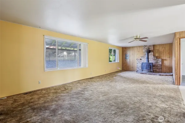 a view of livingroom with furniture and windows