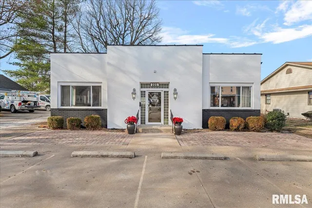 $400,000 | 221 South Monroe Street, Pittsfield, IL 62363