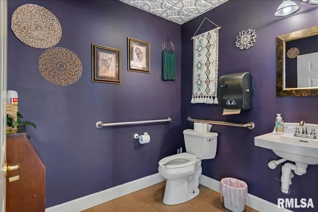 $400,000 | 221 South Monroe Street, Pittsfield, IL 62363