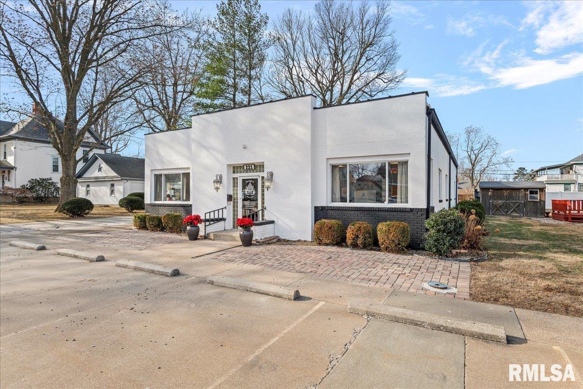 221 South Monroe Street Pittsfield, IL 62363 - Photo 2 of 45
