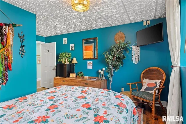 $400,000 | 221 South Monroe Street, Pittsfield, IL 62363