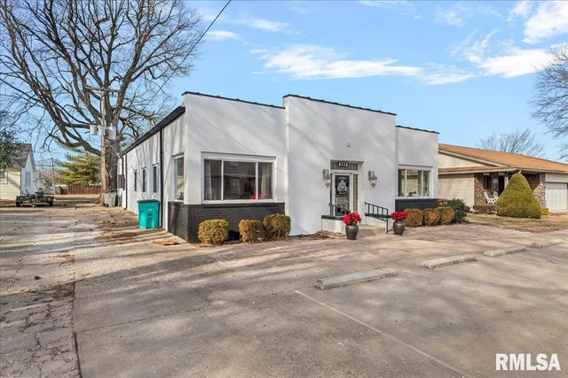 $400,000 | 221 South Monroe Street, Pittsfield, IL 62363