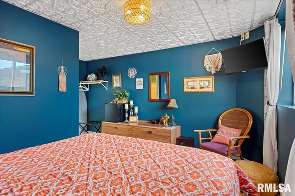 $390,000 | 221 South Monroe Street, Pittsfield, IL 62363