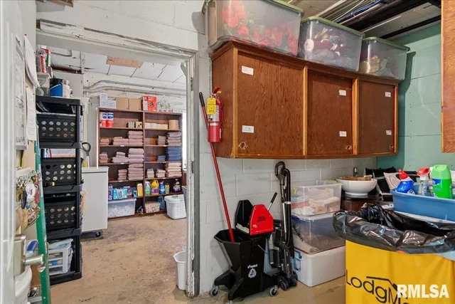 $400,000 | 221 South Monroe Street, Pittsfield, IL 62363