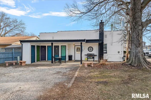 $390,000 | 221 South Monroe Street, Pittsfield, IL 62363