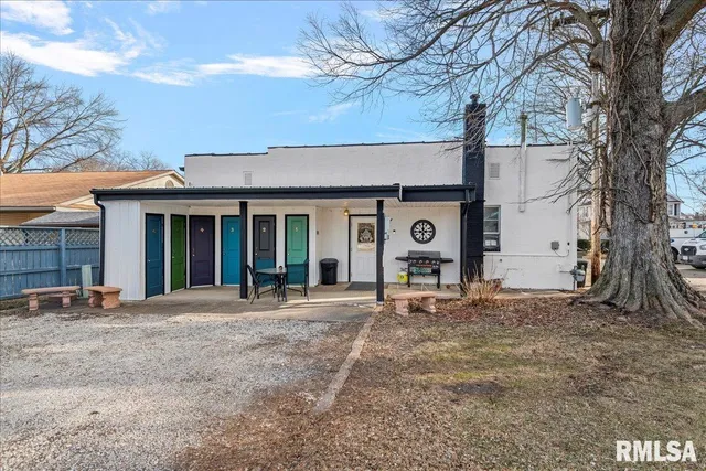 $400,000 | 221 South Monroe Street, Pittsfield, IL 62363