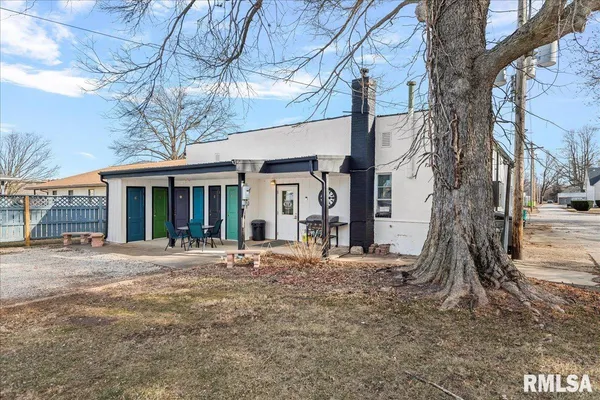 $390,000 | 221 South Monroe Street, Pittsfield, IL 62363