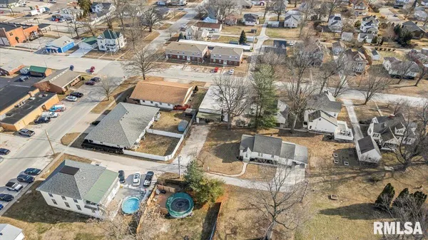 $390,000 | 221 South Monroe Street, Pittsfield, IL 62363