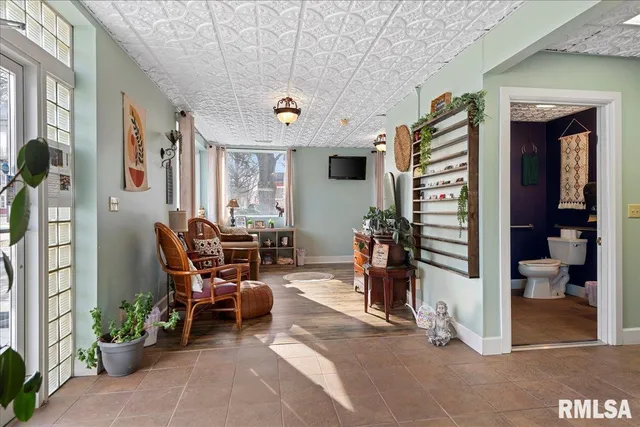 $400,000 | 221 South Monroe Street, Pittsfield, IL 62363