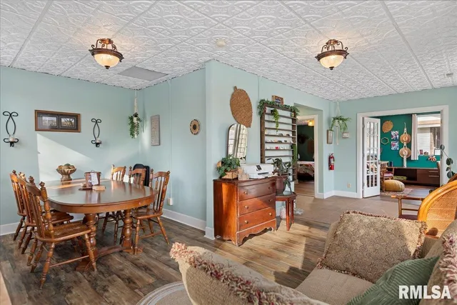 $400,000 | 221 South Monroe Street, Pittsfield, IL 62363