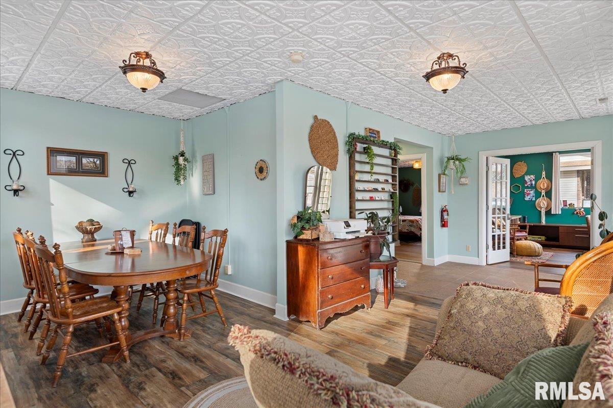 221 South Monroe Street Pittsfield, IL 62363 - Photo 6 of 45