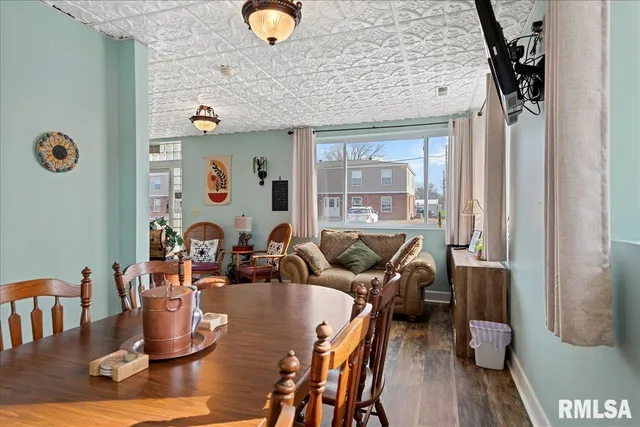 $400,000 | 221 South Monroe Street, Pittsfield, IL 62363