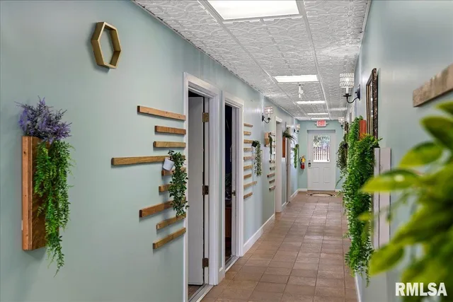 $400,000 | 221 South Monroe Street, Pittsfield, IL 62363