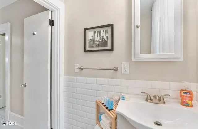 $2,200 | 313 South Cutler Street, Greeneville, TN 37743