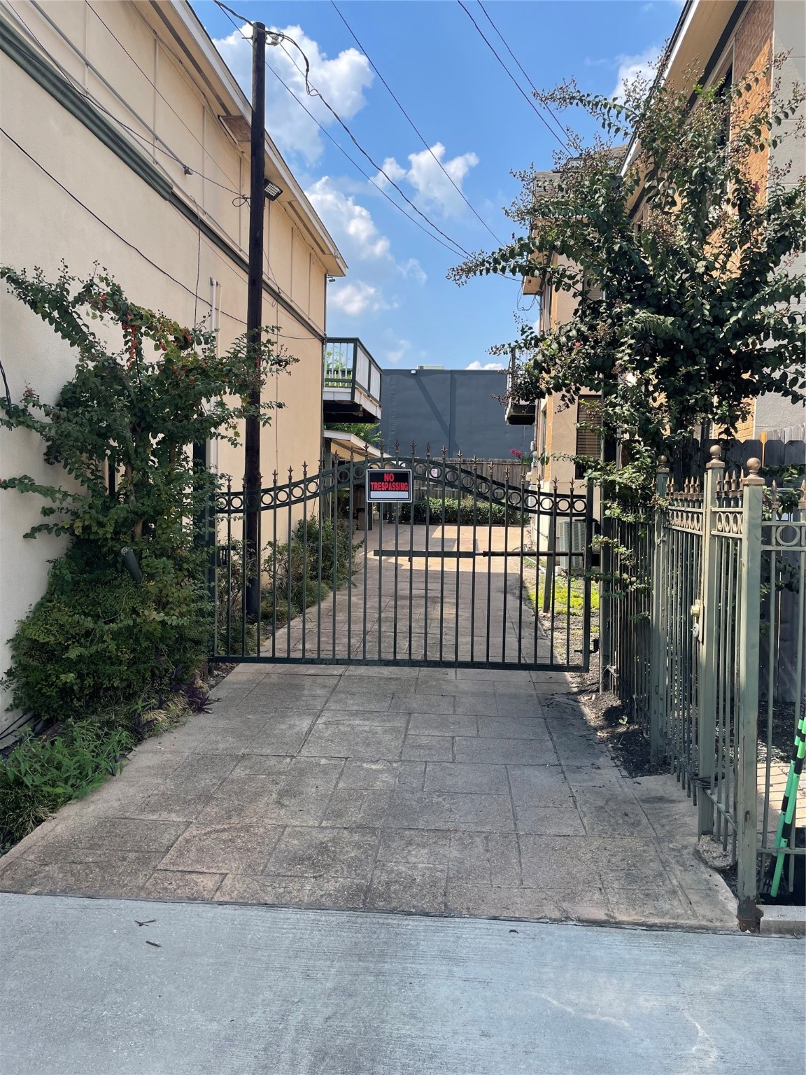 2110 Chenevert Street, Unit 8 Houston, TX 77003 - Photo 2 of 12 a view of a small yard