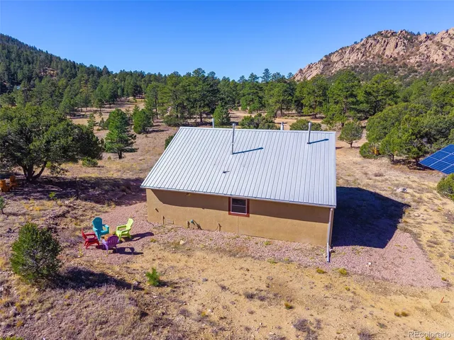 a view of a backyard