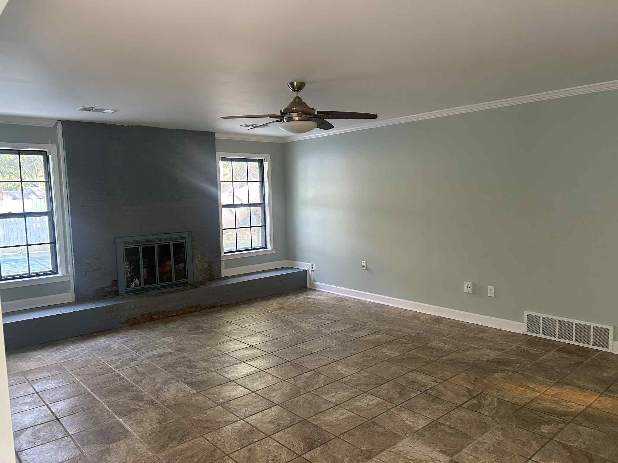 1012 Hunters Point Drive Memphis, TN 38018 - Photo 3 of 10 a view of an empty room with window