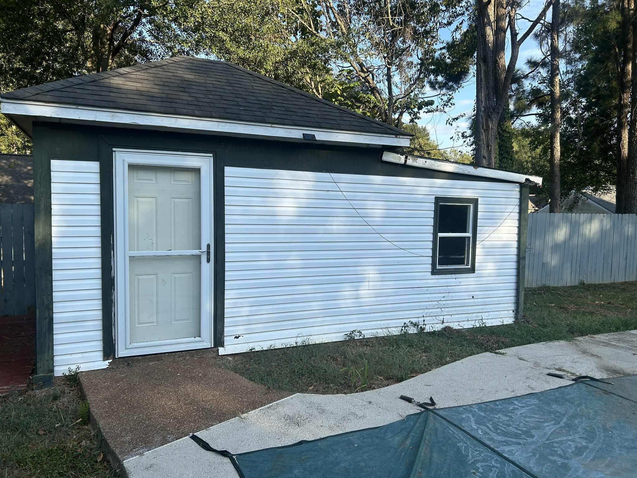 1012 Hunters Point Drive Memphis, TN 38018 - Photo 9 of 10 a front view of a house with garage