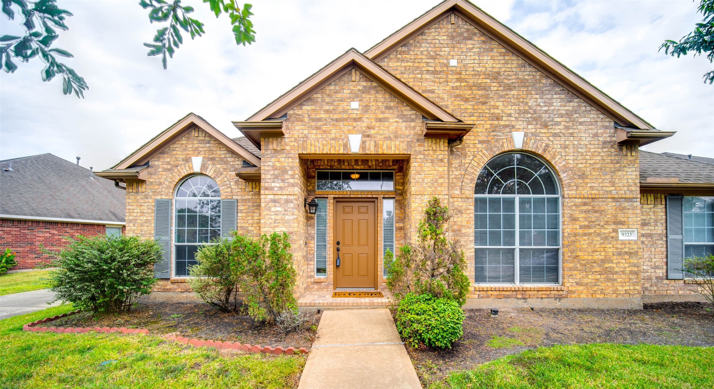 9323 Hillhaven Court Rosenberg, TX 77469 - Photo 5 of 37 a front view of a house with garden