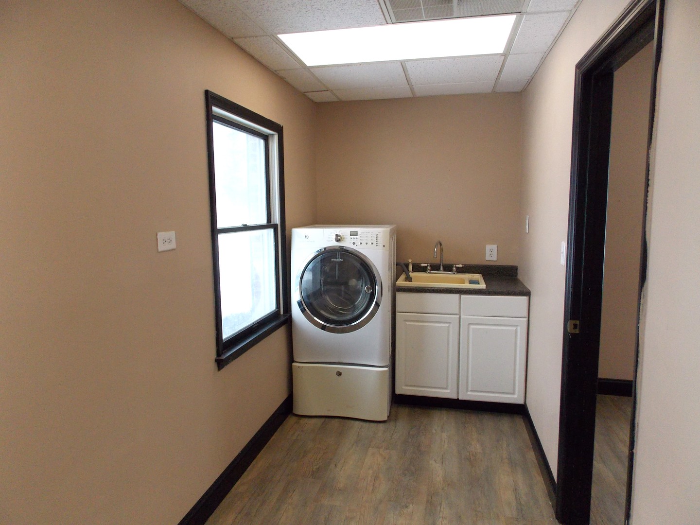 303 West Poplar Street Odin, IL 62870 - Photo 17 of 20 a utility room with dryer and washer